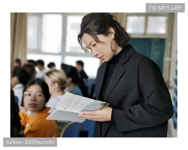 杜丽训练完顺手啃个苹果,这自律程度真不是一般人能扛住的 杜丽训练完顺手啃个苹果,这自律程度真不是一般人能扛住的
