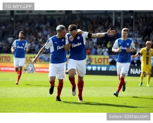 法兰克福在联赛末段进攻效率下滑,对阵弱旅未能取得关键胜利。 法兰克福在联赛末段进攻效率下滑,对阵弱旅未能取得关键胜利。